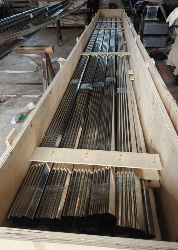 รางโครงสร้างอลูมิเนียมที่ได้รับการรักษาด้วยความร้อนที่ออกแบบให้ทนต่อความเครียดและภาวะภาระสูงในกรอบโครงสร้าง