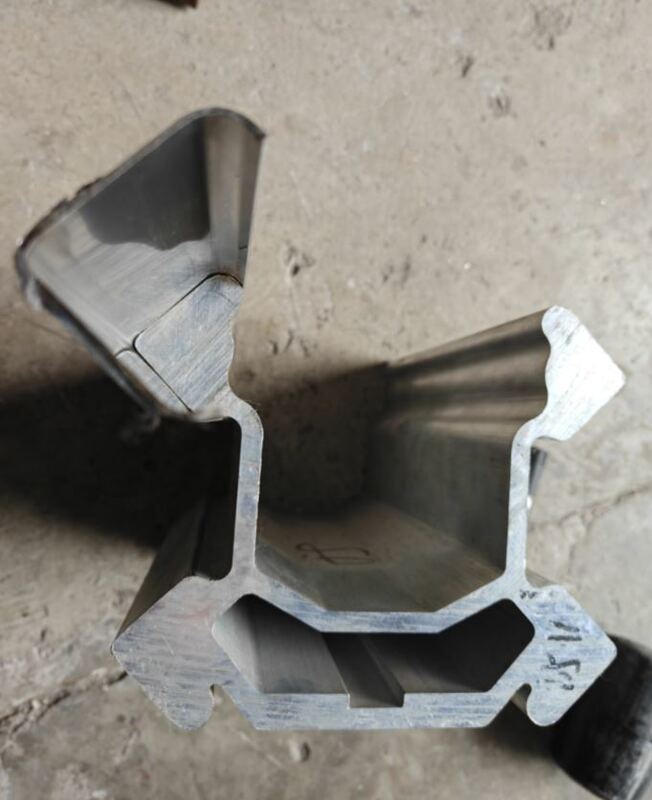 7005 อลูมิเนียมสกัด 4800MM ความยาว อลูมิเนียมโปรไฟล์ extruded สําหรับไฮดรอลิกหินเจาะ Rig Feed Beam